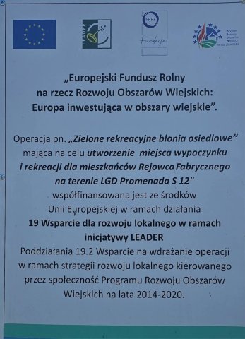 Sadzenie drzew na rekreacyjnych błoniach osiedlowych